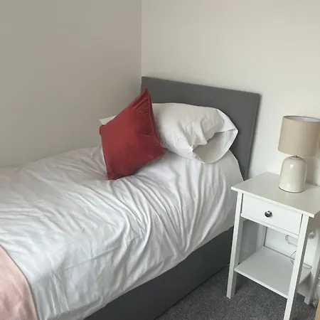 Twenty Eight רדקאר